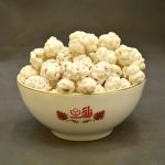 نقل درشت مغز بادام زمینی ( مخلوط گل محمدی )