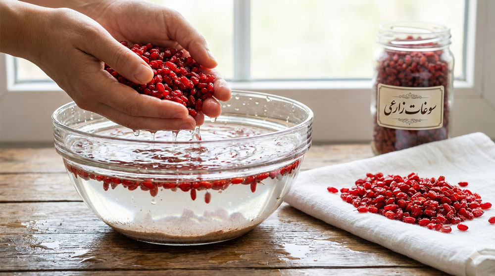 روش صحیح شستن زرشک و کشمش با آب سرد برای گرفتن شن و خاک